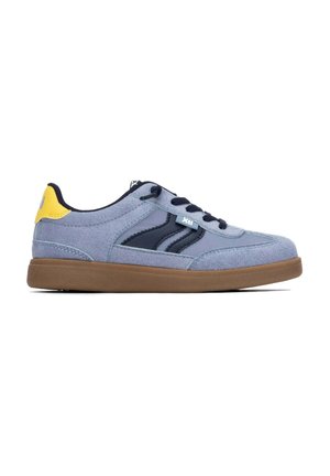 Zapatilla baja informal con parte superior de ante azul, rayas negras, acento amarillo en el talón, cordones negros y suela de goma marrón, vista lateral sobre fondo blanco.