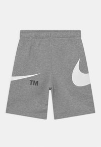 Šedé sportovní šortky z měkké bavlněné směsi, s bílým logem Nike a ochranným textem na levé noze, elastický pas.