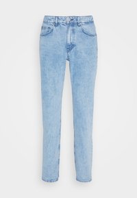 Jean en denim bleu clair taille haute à jambes droites, avec bouton devant, fermeture éclair et design cinq poches.