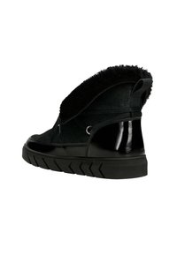 Zwarte enkellaarzen met een zachte bontkraag, gestructureerde stof en glanzende accenten. Voorzien van een dikke zool met een zigzagpatroon voor grip.