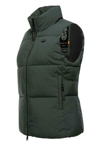 Zeleni prsluk od puffer materijala s visokim ovratnikom, bočnim zatvaračem i uzorkom na unutarnjoj podstavi. Sadrži quilted dizajn, crne akcentne detalje i logotip na prsima.