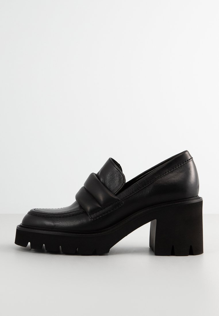 Czarne skórzane mokasyny na grubej, blokowej obcasie, z szerokim, wyściełanym paskiem i teksturowaną podeszwą. Gładkie wykończenie i zaokrąglony nos.