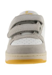 Grijze en witte sneaker met dubbele klittenbandsluitingen, geperforeerde neus en gele rubberen zool. Ontworpen met zachte suède en lederen materialen.