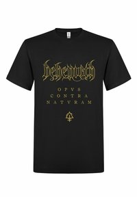 Camiseta de algodón negra con texto dorado: "behemoth" en la parte superior, seguido de "OPVS CONTRA NATVRAM" y un logo en la parte inferior.