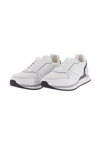 Zapatillas blancas con una mezcla de texturas lisas y de malla, con un acento gris en el lateral y una suela de goma negra. Diseño con cordones.