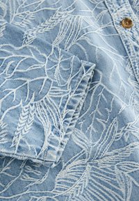 Blúzka so zapínaním na gombíky - leaf jacquard