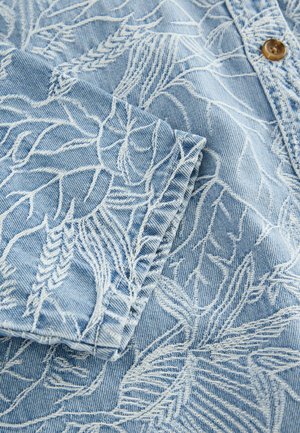 Next Užsagstoma palaidinė - leaf jacquard