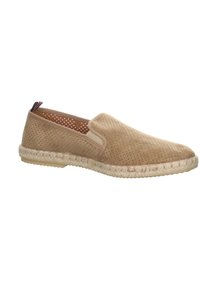 Zapato slip-on beige hecho de ante perforado con paneles elásticos en los laterales y suela de yute. Presenta un pequeño acento en azul marino y rojo en la lengüeta del talón.