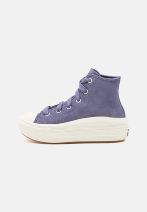 Lilla ruskind sneaker med højt skaft, tyk hvid gummisål og matchende lilla snørebånd, vist i venstre sideprofil på hvid baggrund.