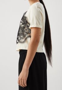 ONLY Petite Triko s potiskem - white