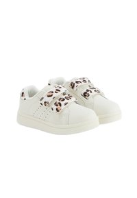 Baskets en cuir blanc avec deux sangles Velcro à imprimé léopard, bout rond, surface texturée et détails de coutures minimalistes.