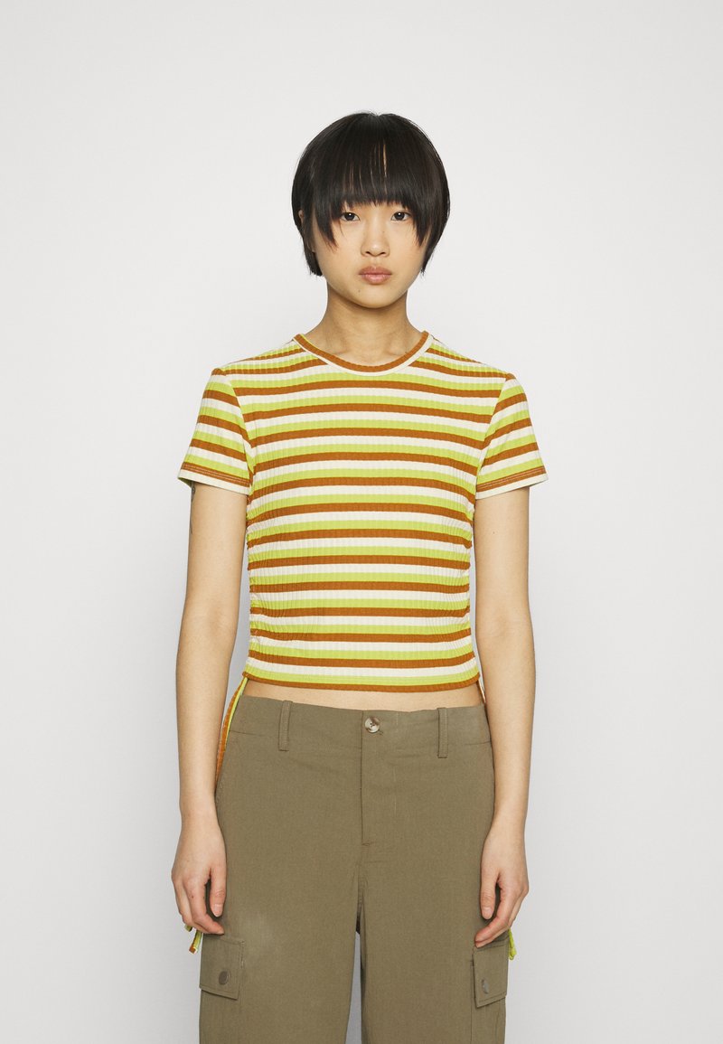 ONLY Petite ONLWENDY RUCHING - Μπλουζάκι με στάμπα - celery green/sunkiss/sierra