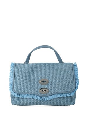 Borsa intrecciata azzurro chiaro con manico superiore, bordatura con frange e due chiusure a torsione argento sulla patta frontale.