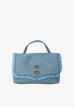 Sac à main tissé bleu clair avec poignée haute, bordure à franges et deux fermoirs à fermeture twist en argent sur le rabat avant.