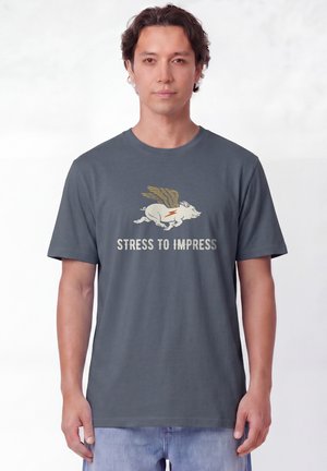 watapparel, STRESS TO IMPRESS UNISEX - T-shirt print - blue grey