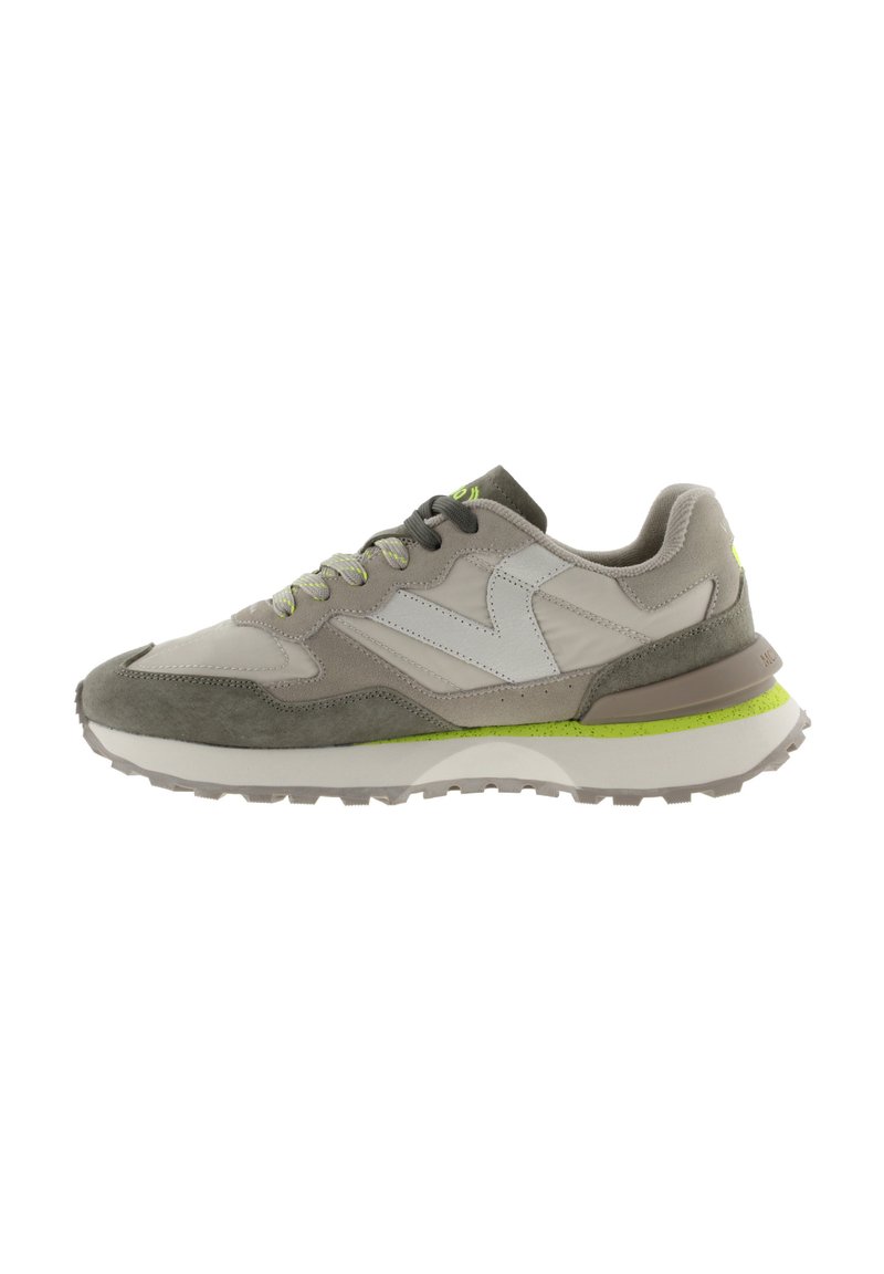 Sneakers grigi in camoscio con tomaia in rete grigia chiara, accenti verde neon e suola robusta con motivi di trazione definiti.