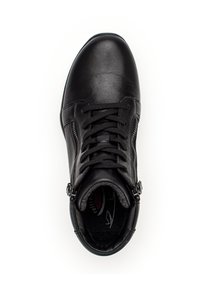 Botas de tobillo de cuero negro con punta redondeada, cordones en la parte frontal y cremalleras laterales. Forro suave visible en la abertura, suela plana.