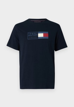 Marineblauw katoenen T-shirt met een ronde hals, met een rechthoekig logo in blauw, wit en rood op de borst. Korte mouwen.