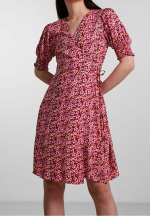 Vestido cruzado con estampado floral en tonos rojos y rosas, con mangas abullonadas, escote en V y cintura ajustada para una silueta entallada.