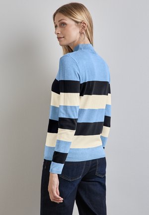 Maglione lavorato a maglia con colletto alto, caratterizzato da strisce orizzontali alternate in blu, nero, crema e azzurro chiaro. Texture morbida, maniche lunghe.