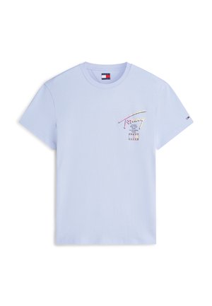 T-shirt azzurro chiaro a maniche corte con "Tommy" e nomi di città stampati in colori pastello sul petto sinistro e piccola bandiera Tommy Hilfiger sulla manica.