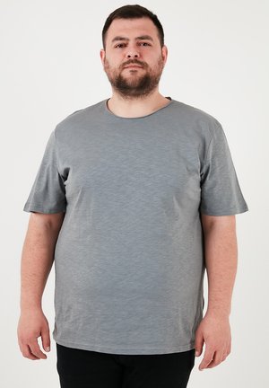 Graues T-Shirt mit kurzen Ärmeln aus einem weichen, leichten Stoff, runder Ausschnitt und lockerer Passform, mit einer subtilen melierten Textur.