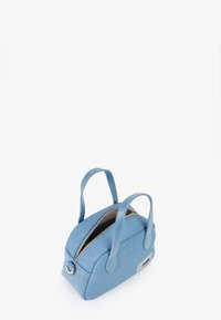 Borsa a mano blu chiaro con tessuto testurizzato, due manici superiori, chiusura con zip e una piccola etichetta in argento sul fronte. Forma rettangolare.