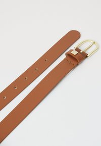 Ceinture en cuir marron avec une texture lisse, une boucle en métal doré et plusieurs trous pour l'ajustement. Design simple, sans motifs supplémentaires.
