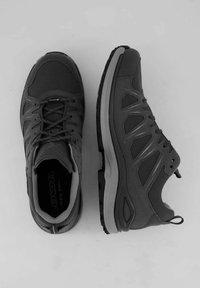 Scarpe da trekking grigie con tomaia testurizzata, punta rinforzata, sistema di allacciatura e suola in gomma flessibile con battistrada per la trazione.