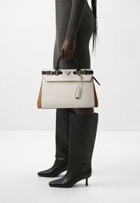 Guess LEVANTE SATCHEL - Rankinė - cognac/multi
