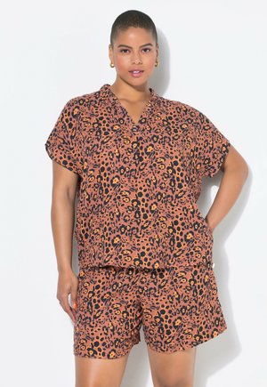 Leopardmønster to-delt outfit i orange og sort, lavet af letvægtsstof. Har en kortærmet skjorte med krave og matchende shorts.