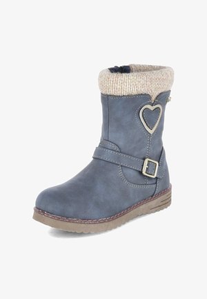 Bota de invierno azul para niño con puño beige de punto, parche en forma de corazón, correa con hebilla y suela marrón texturizada.