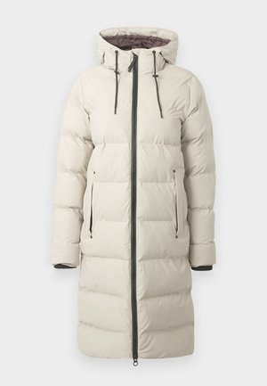 Pufjakke i lys beige med hætte, med en fuld lynlås, to sidelommer og sorte hardware-detaljer. Struktureret quiltet design.