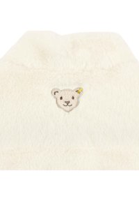 Weißes, flauschiges Kleidungsstück aus Stoff mit einer Bärenkopf-Stickerei in Hellbraun und Gelb. Einfaches Design mit einer weichen Textur.