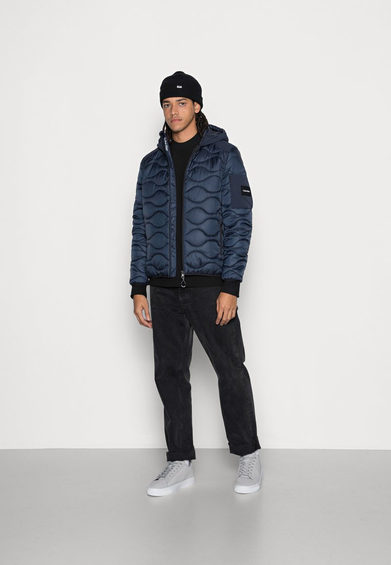 Herren Leichte Jacken | Calvin Klein LIGHTWEIGHT ONION QUILT JACKET Übergangsjacke calvin navy/dunkelblau - TK16131 Herren Leichte Jacken | Calvin Klein LIGHTWEIGHT ONION QUILT JACKET Übergangsjacke calvin navy/dunkelblau - TK16131