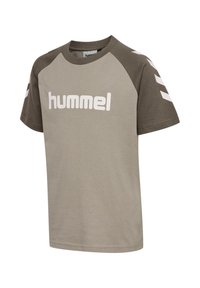 Graues T-Shirt mit kurzen Raglanärmeln in einem dunkleren Farbton, ausgestattet mit einem großen weißen "hummel"-Logo auf der Vorderseite und Chevron-Akzenten an den Ärmeln.