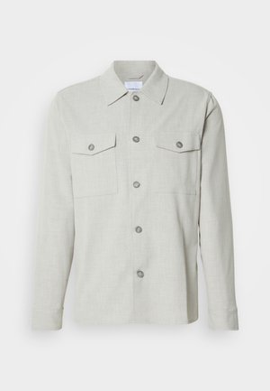 Lichtgrijs button-up overhemd, gemaakt van textuurstof, heeft een kraag, twee borstzakken en vijf knopen aan de voorkant.