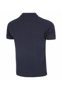 Granatowa koszulka polo z klasycznym kołnierzykiem, krótkimi rękawami i prostym dołem z bocznymi rozcięciami dla większej swobody ruchów.