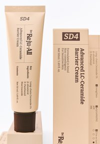 Tube en doos van Dr. Reju-All SD4 Advanced LC-Ceramide Barrier Cream, 50 ml, voor de gevoelige huid, niet-comedogeen, belangrijkste ingrediënten vermeld.