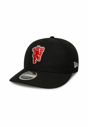 Schwarze Low-Profile Snapback-Cap mit einem roten Teufel, der einen Dreizack auf der Vorderseite hält, und einem weißen Logo an der Seite.