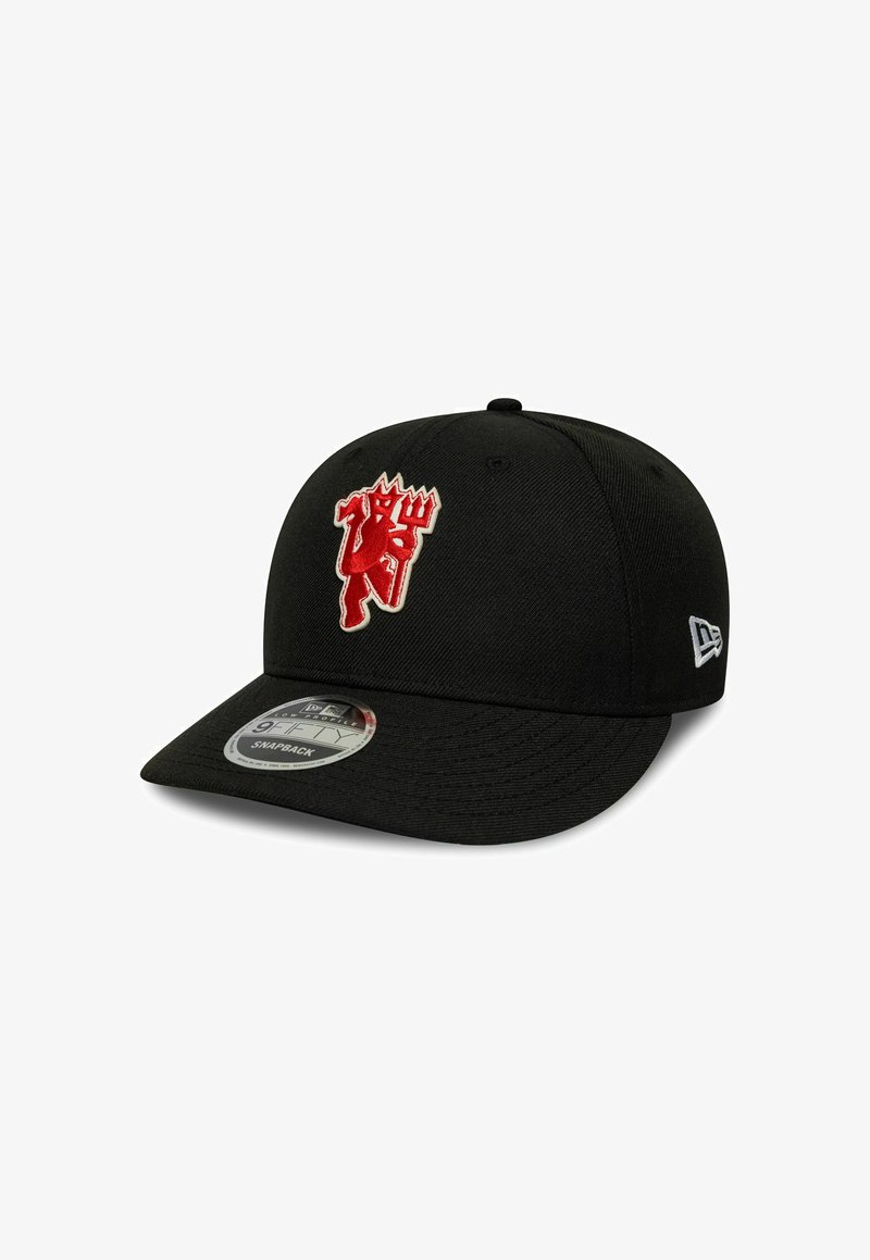 Casquette snapback noire à profil bas avec un diable rouge tenant un trident brodé à l'avant, et un logo blanc sur le côté.