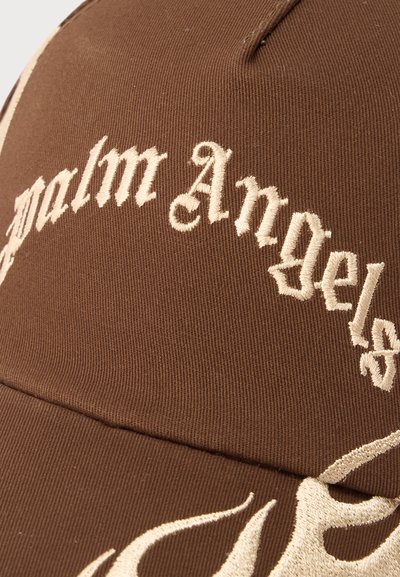 Καφέ υφασμάτινο καπέλο με μπεζ κεντητό κείμενο σε γοτθικό στυλ "Palm Angels" και σχέδιο φλόγας στην γείσο.