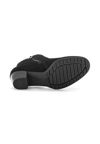 Zwarte suède enkelboot met een ronde neus, zijrits en een geschulpt rubberen zool met horizontale groeven voor grip.