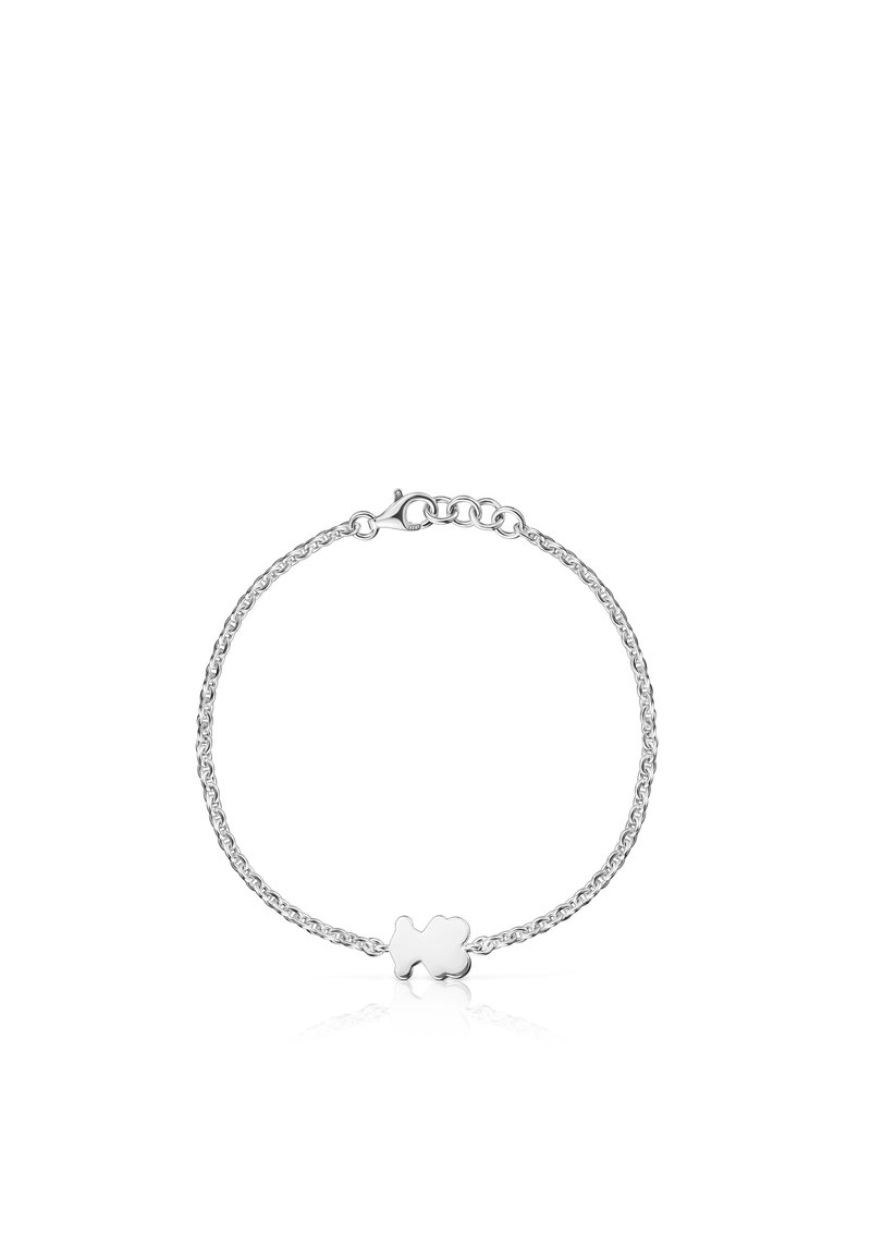 Pulsera de plata con un diseño de cadena trenzada, que presenta un pequeño colgante en forma de trébol en el centro. Textura suave, cierre de clasp seguro.