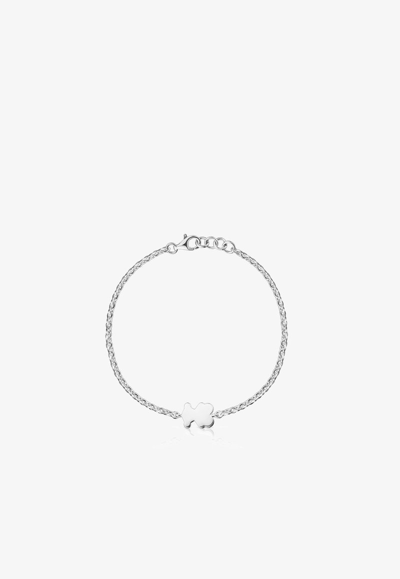 Pulsera de plata con un diseño de cadena trenzada, que presenta un pequeño colgante en forma de trébol en el centro. Textura suave, cierre de clasp seguro.