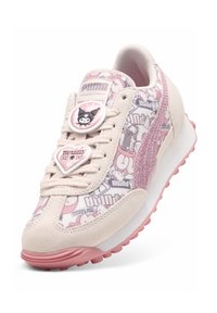 Sneakers Puma di colore rosa chiaro con una tomaia decorata da grafiche di Hello Kitty; materiali in suede e tessuto; suola in gomma; dettagli glitterati.