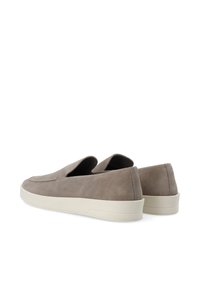 Grå ruskinds slip-on sko med lav profil, der har elastiske sideaccenter og en hvid gummisål. Glat tekstur med minimal syning.