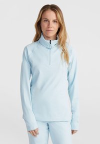 Hellblauer Langarm-Pullover mit hohem Kragen und Viertelreißverschluss, aus glattem Stoff und mit flachen Nähten. Geeignet für Sportbekleidung.