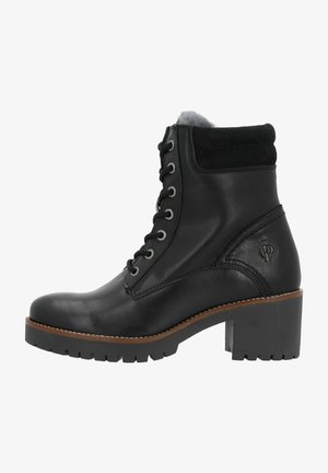 Zwarte leren enkelboot met een gestructureerde suède kraag, vetersluiting, rubberen profielzool en een chunky hak. Logo detail aan de zijkant.