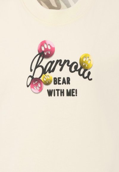 Crème-kleurige katoenen t-shirt met een ronde hals. Voorzien van gedurfde zwarte tekst "Barrow BEAR WITH ME!" en kleurrijke knopen in roze, paars en geel.